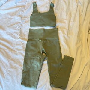 Set Active Seamless Green Active Set - Crop Top & High-Waist Leggings XS/S